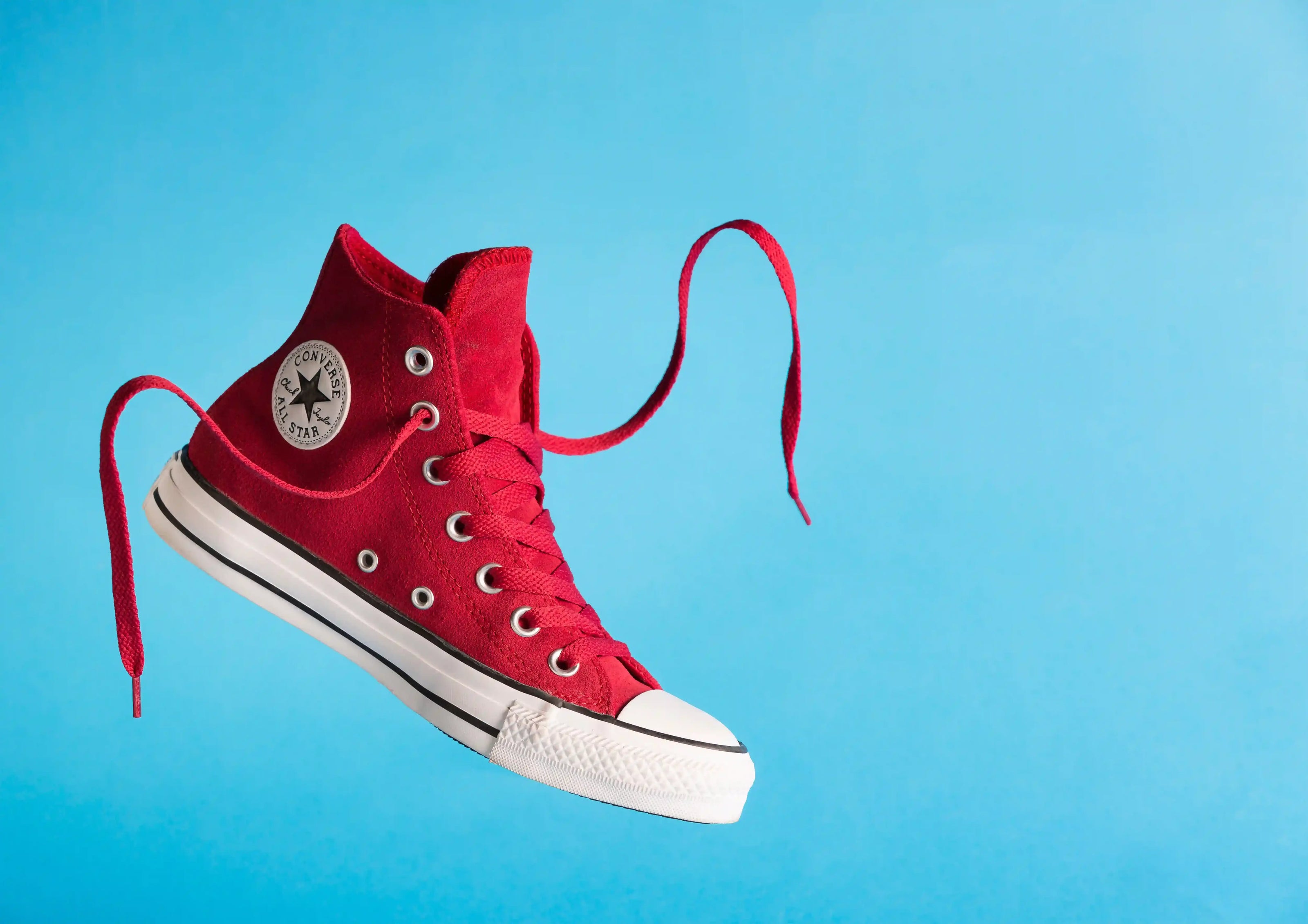 roede-sneakers-med-flade-snoerebaand
